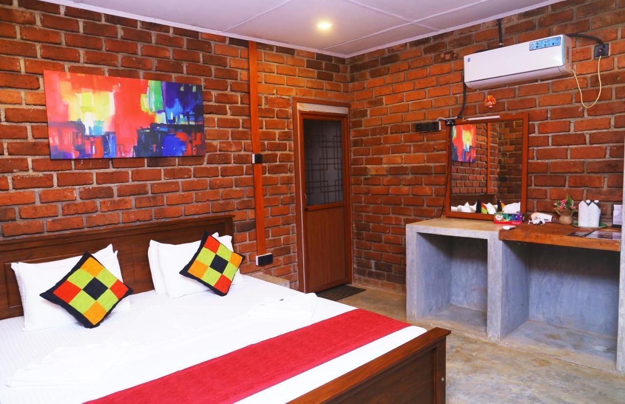 Click Hiriketiya Hotell Dikwella Exteriör bild