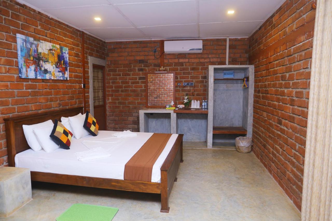 Click Hiriketiya Hotell Dikwella Exteriör bild