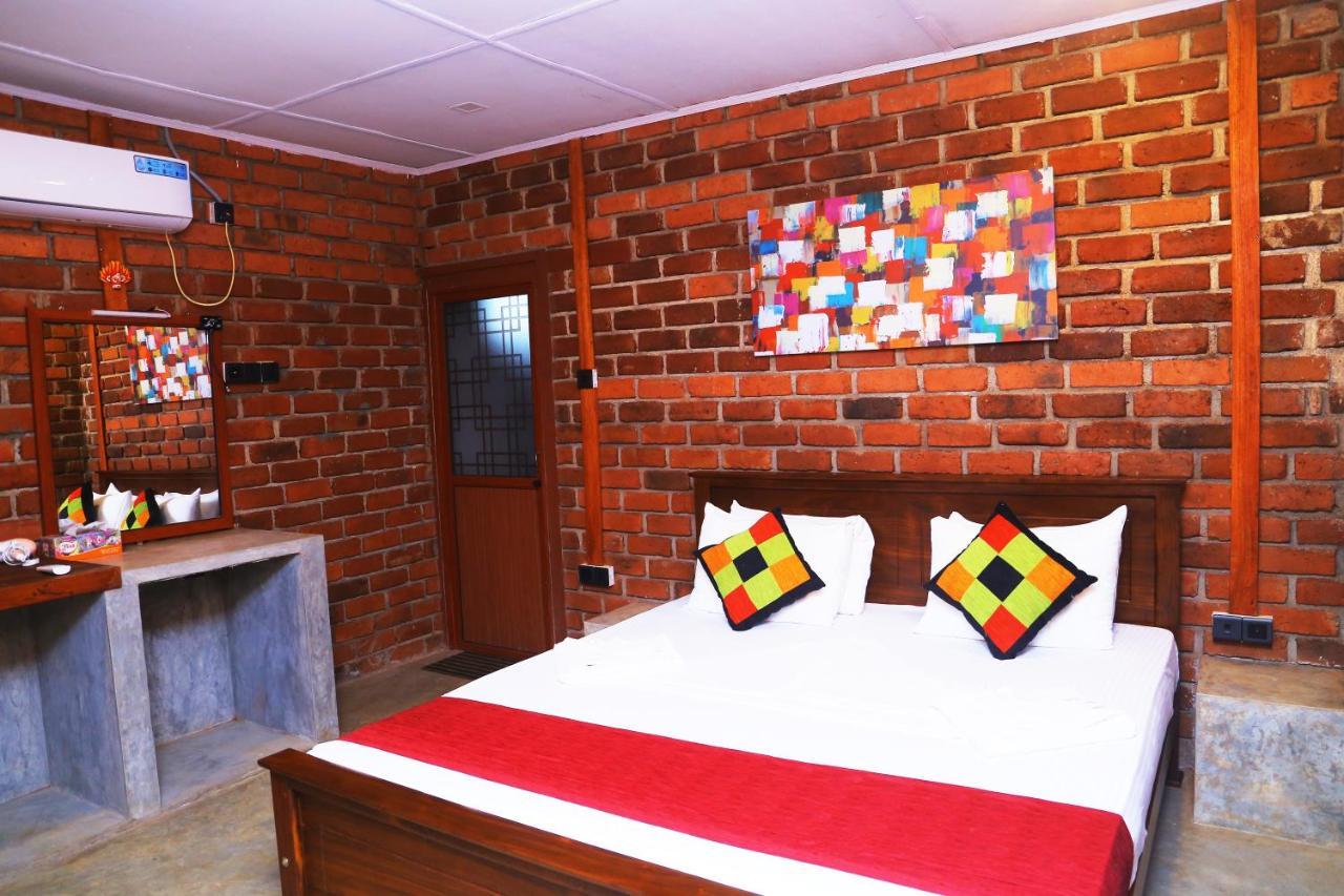 Click Hiriketiya Hotell Dikwella Exteriör bild
