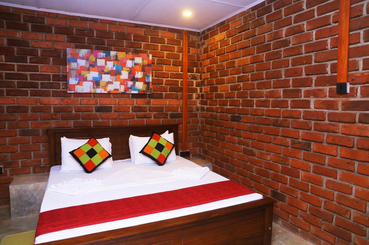 Click Hiriketiya Hotell Dikwella Exteriör bild