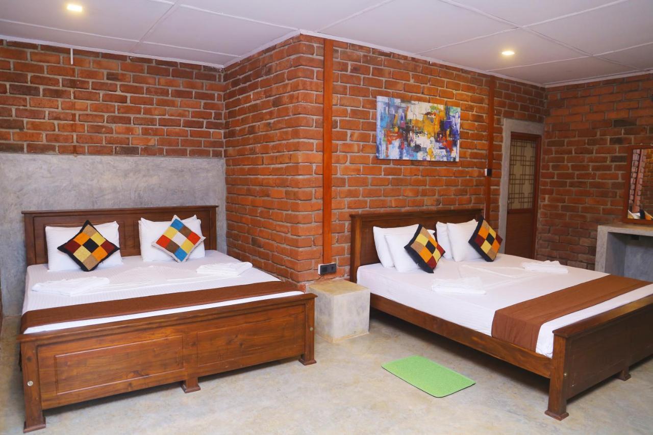 Click Hiriketiya Hotell Dikwella Exteriör bild
